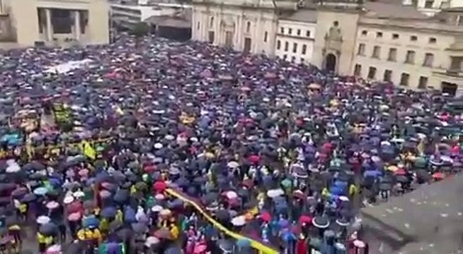 Domingo foi marcado por manifestações em massa contra politica de esquerda na colômbia