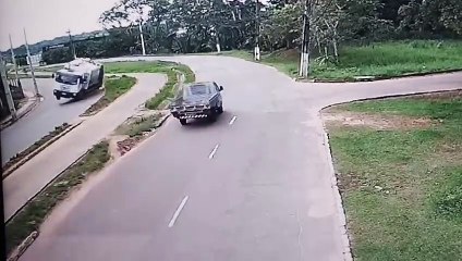 AC: motorista é arremessado pelo para-brisa após caminhão de lixo tombar