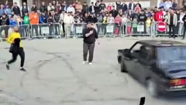Modifiyeli araç gösterisinde canını hiçe saydı! Drift atan otomobilin üzerine atladı