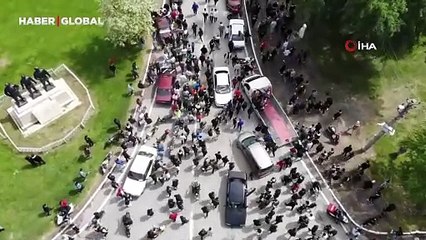 Canını hiçe sayarak drift atan otomobilin üzerine atladı, yürekler ağza geldi