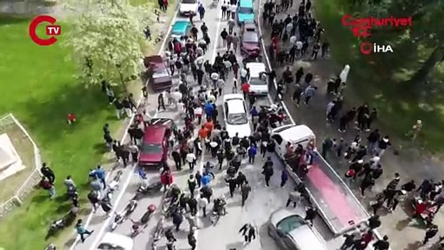 Canını hiçe saydı! Drift atan otomobilin üzerine atladı