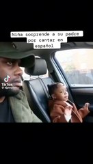 niña sorprende a su padre por cantar en español