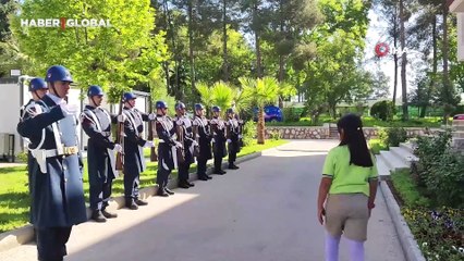 23 Nisan'da koltuğa geçen küçük Ada'yı törenle karşıladılar