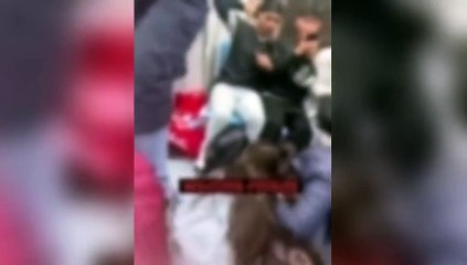 Video herunterladen: Aggressione sulla metro di Roma: donna difende un'anziana e viene aggredita da una borseggiatrice