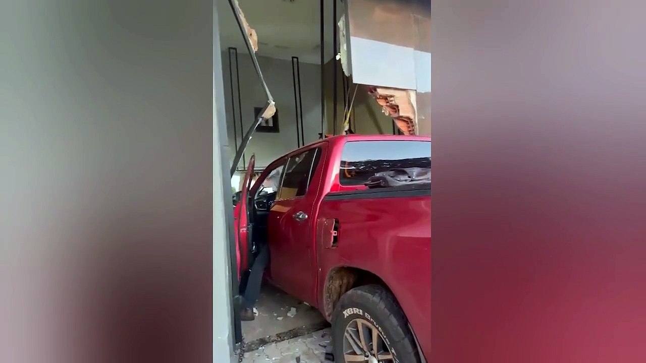 Motorista perde controle do carro e invade loja...