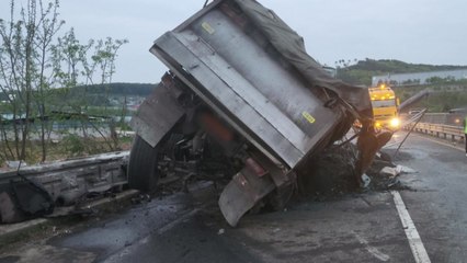 타이어 구멍 난 덤프트럭이 맞은편 차량 추돌...2명 경상 / YTN