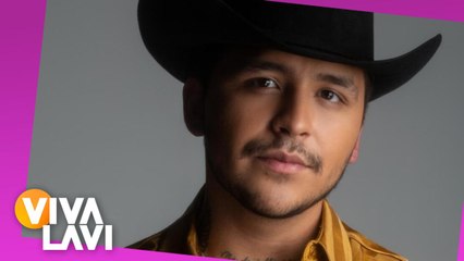 Christian Nodal presume sus diamantes en los dientes
