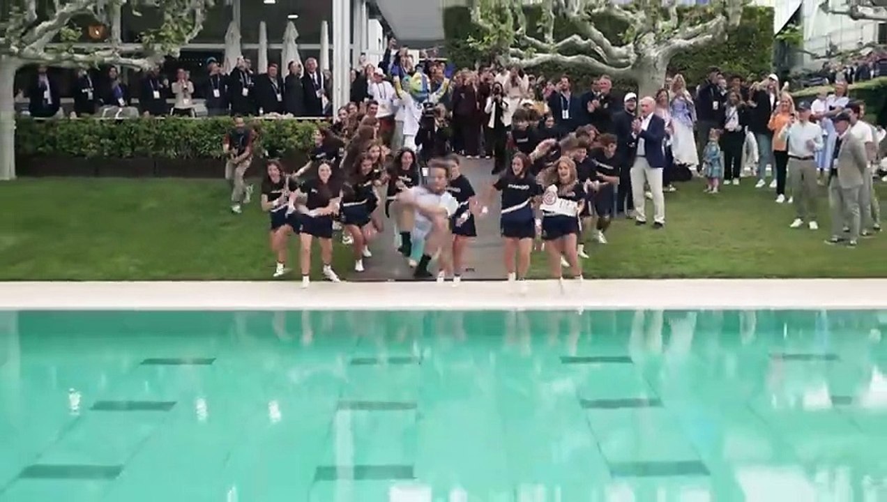 Tennis - Barcelone 2024 - Casper Ruud a pris sa revanche contre Stefanos Tsitsipas et a respecté la tradition du plongeon