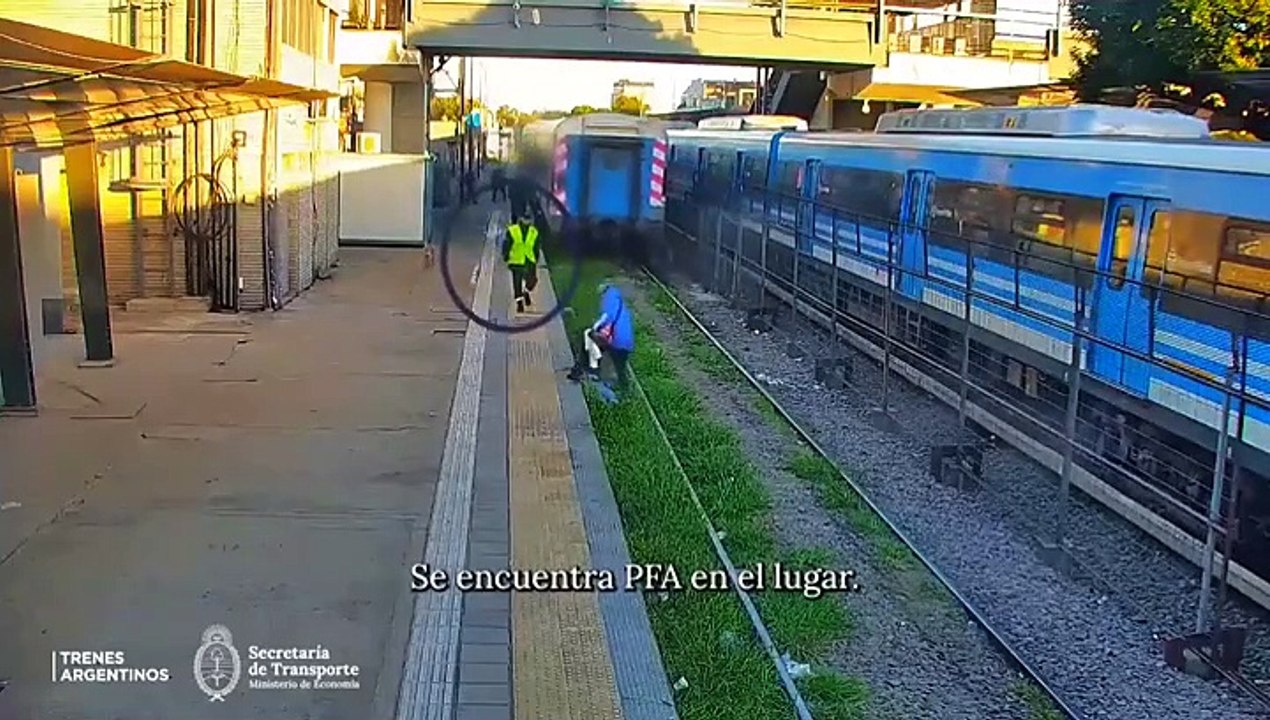 Una mujer quiso subirse al tren en movimiento, cayó a las vías y se salvó de milagro