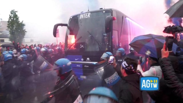 Milan-Inter, l'arrivo del pullman dei nerazzurri a San Siro: la carica dei tifosi