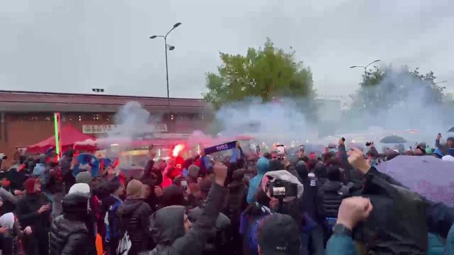 Cori e fumogeni: tifosi dell'Inter in fermento