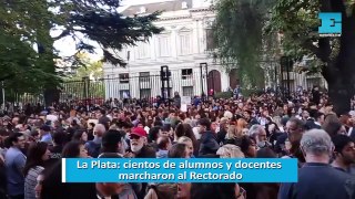 La Plata: cientos de alumnos y docentes marcharon al Rectorado