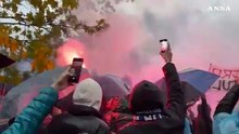 Milan-Inter, il pullman nerazzurro a San Siro fra l'entusiasmo dei fan