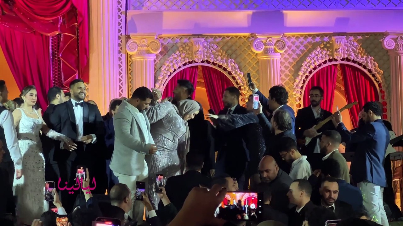 محمد فؤاد يرتدي لوك مختلف في زفاف نجلة، وتحيه خاصة من محمد حماقي لمصطفى قمر وإيهاب توفيق