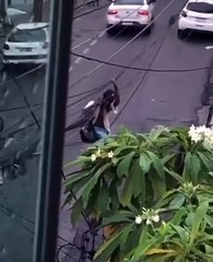 VÍDEOS: Homem é flagrado pendurado furtando fios de cobre no bairro da Graça