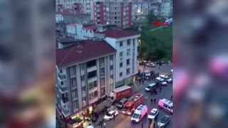 İstanbul'da yokuş aşağı kayan kamyon 11 araca çarptıktan sonra iş yerine girdi