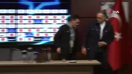 Mustafa Gürsel’in basın toplantısı müzik yüzünden yarım kaldı