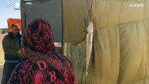 Gaza, sfollati palestinesi trasformano i paracadute in tende