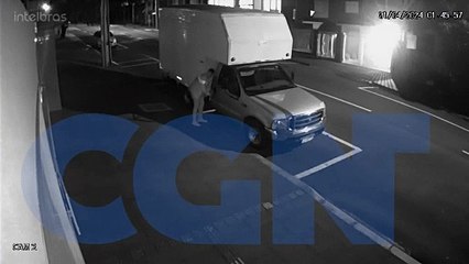 Câmera flagra ação de três homens para furtar uma caminhonete no Centro