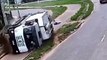 VÍDEO: Caminhão de lixo tomba e arremessa homens no meio da rua; assista