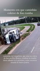 VÍDEO: Caminhão de lixo tomba e arremessa homens no meio da rua; assista