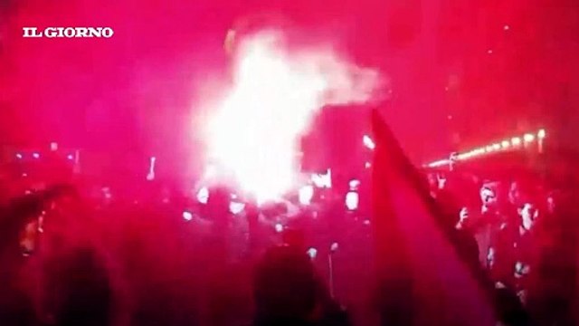 Inter campione d'Italia: l'esultanza dei tifosi in piazza Duomo e a San Siro