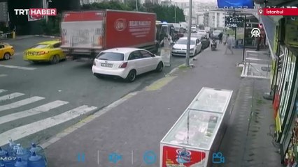 Kontrolden çıkan kamyon 11 araca çarptıktan sonra iş yerine girdi