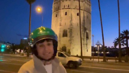 De la plaza de España a las Setas: ruta en moto para visitar Sevilla en 22 minutos