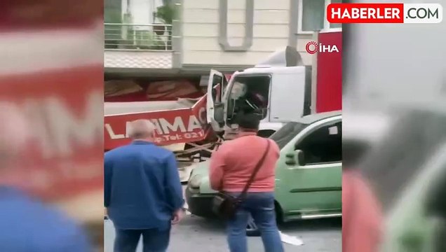 Esenyurt'ta yokuş aşağı kayan kamyon 11 araca çarpıp pideci dükkanına girdi