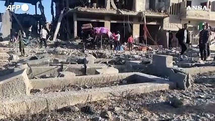 Descargar video: Gaza, i palestinesi tra le macerie dopo l'attacco israeliano a Rafah