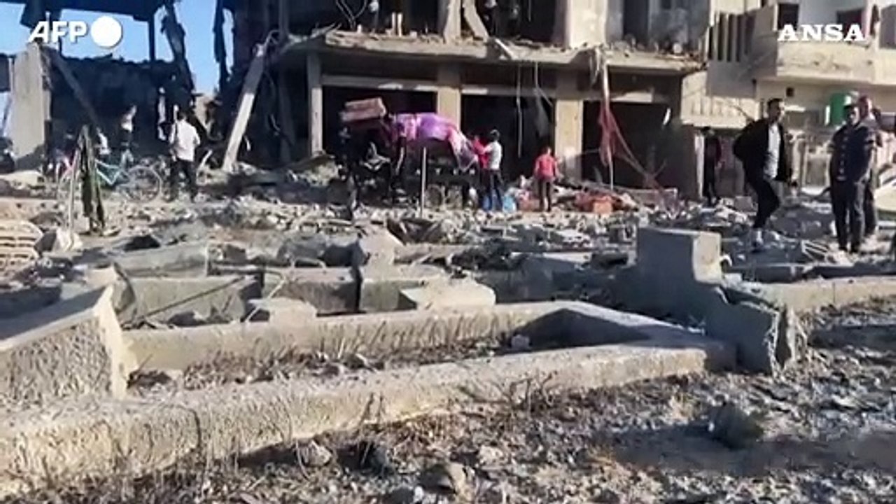 Gaza, i palestinesi tra le macerie dopo l'attacco israeliano a Rafah