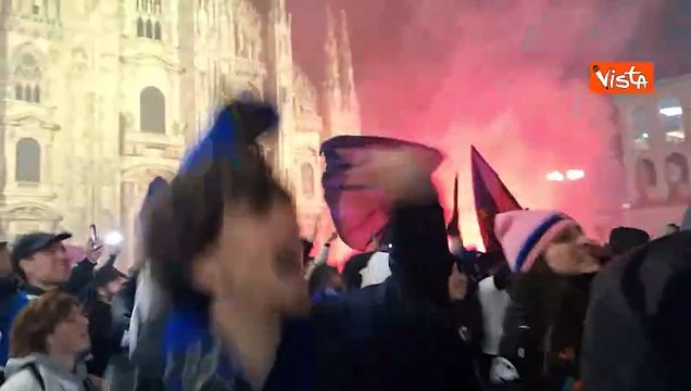 Inter Campione d'Italia, i festeggiamenti al Duomo di Milano tra cori contro il Milan e striscioni