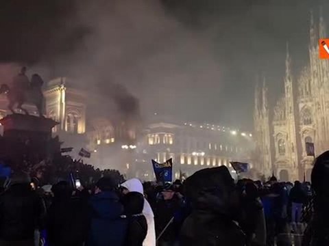 Inter Campione d'Italia, i festeggiamenti al Duomo di Milano tra cori, fumogeni e striscioni