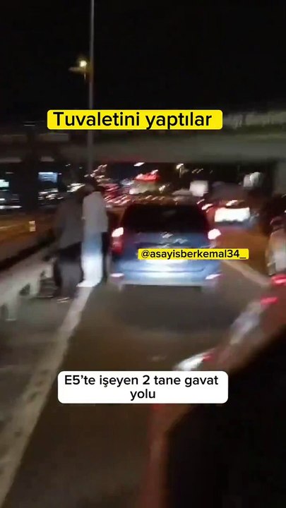 Akılalmaz olay! E-5'in ortasında tuvaletlerini yaptılar