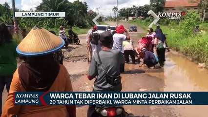 20 Tahun Tak Diperbaiki, Warga Tebar Ikan di Lubang Jalan Rusak