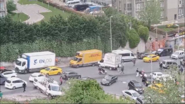 Esenyurt'ta yokuştan kayan kamyon 11 araca çarptıktan sonra iş yerine girdi; kaza kamerada