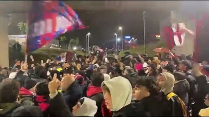 I tifosi impazziti di gioia abbracciano il Bologna a  Casteldebole al ritorno da Roma: video