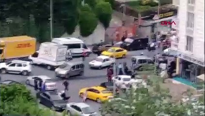 Kontrolden çıkan kamyon 11 araca çarptıktan sonra iş yerine girdi