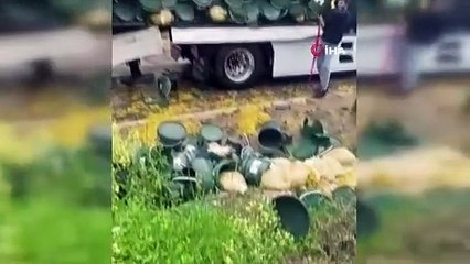 Bursa’da turşu yüklü tır devrildi, karayolu turşu bidonlarıyla doldu