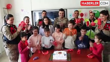 Jandarma ekipleri çocuklarla çocuk oldular