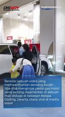 Viral seorang bocah diduga injak pedal gas mobil yang di pamerkan di mall hingga seruduk toko