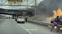 Intrappolato nell'auto in fiamme: i passanti lottano per salvarlo