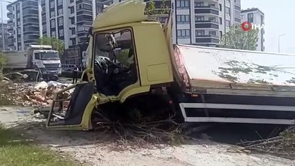 Tır devrildi, içecekler yola savruldu