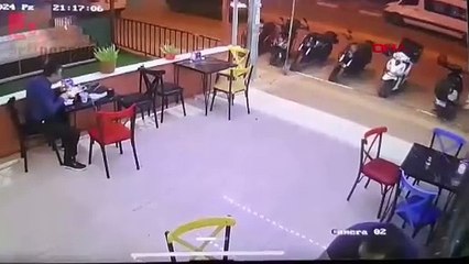 Hızını alamayıp, servis aracına çarptı