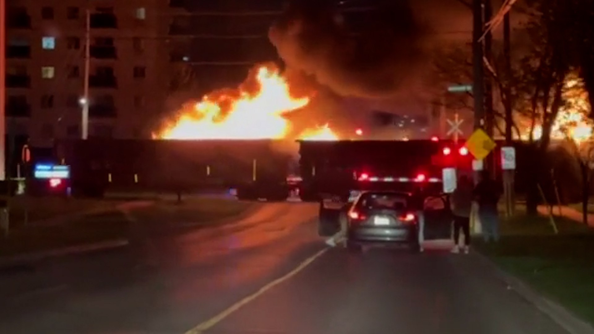 Un tren envuelto en llamas atraviesa Ontario, en Canad