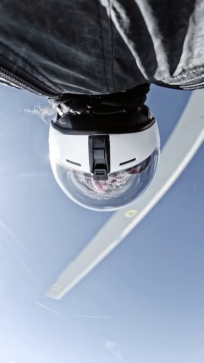 Wingsuit à travers l’aiguille percée (Tignes)