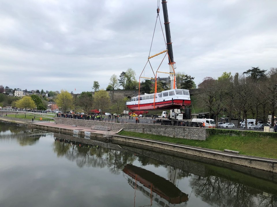 Mise à l'eau de la péniche à Saint-Lô