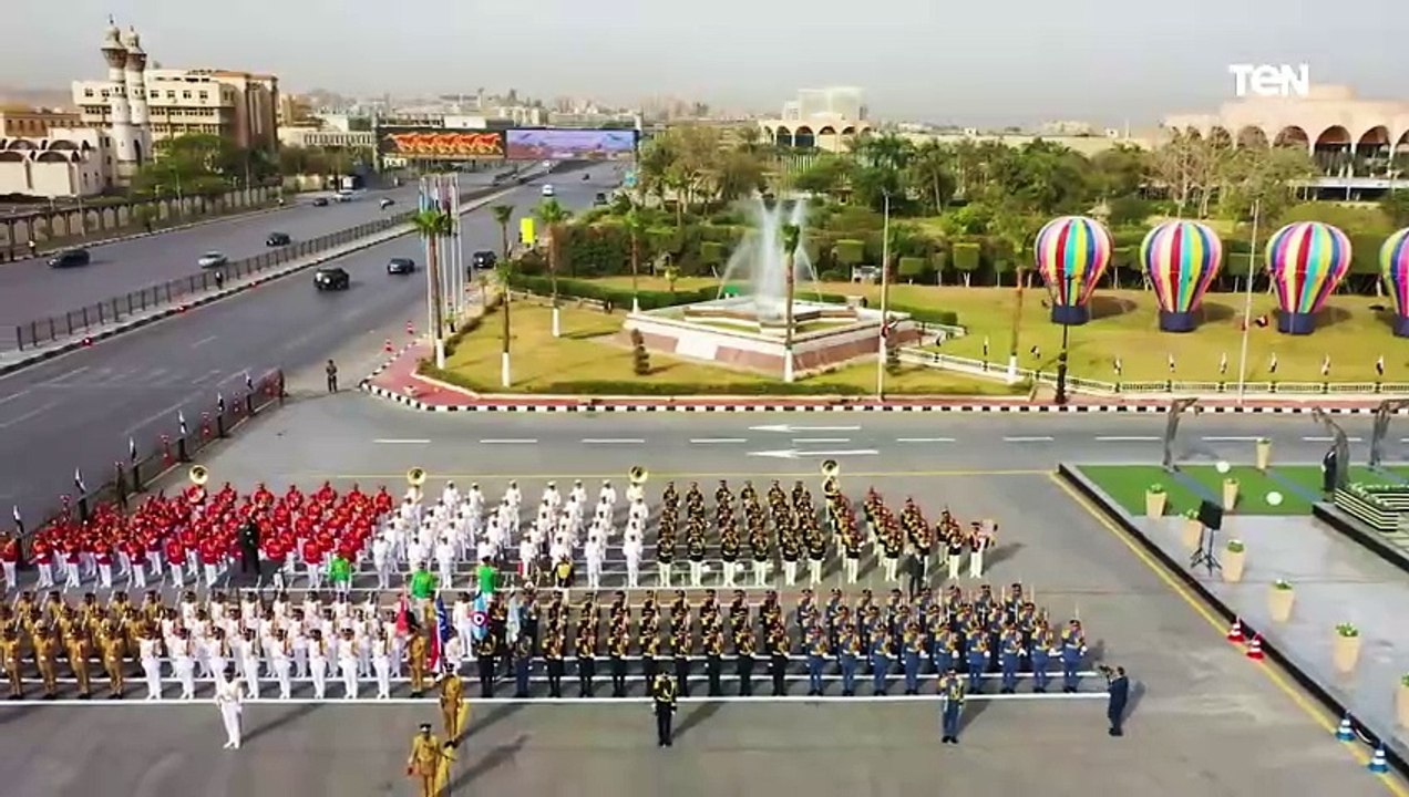 الرئيس السيسى يضع إكليل من الزهور على النصب التذكارى للجندى المجهول فى ذكرى تحرير سيناء