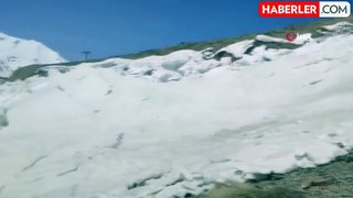Doski Vadisi'nde 5 metreyi bulan karda yol açma çalışması