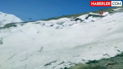 Doski Vadisi'nde 5 metreyi bulan karda yol açma çalışması